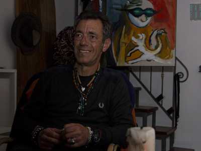 �Mi piace venire qui per fare due chiacchiere - dice Pippo -: del resto conosco Paolo da 40 anni. Un giorno mi riscatter�, ma nel frattempo cerco di apprezzare la modestia e la semplicit� di chi vive per strada�